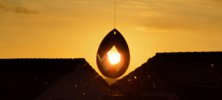 12 von 12 - Die aufgehende Sonne bricht sich in einem am Fenster hängenden Kristall