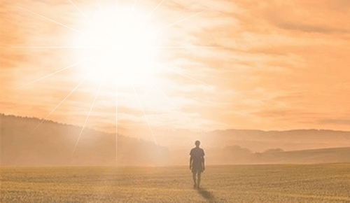 Channeling für Oktober 2022 von Jesus Sananda. Mann läuft über Ebene in Richtung Sonne
