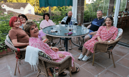 Jahresrückblick 2022, die Seminargruppe am runden Tisch auf der Terrasse der Casa el Morisc0