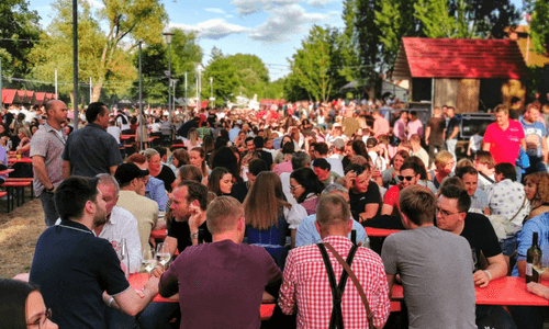 Jahresrückblick 2022, der Festplatz des Sander Weinfestes gefüllt mit Menschen 