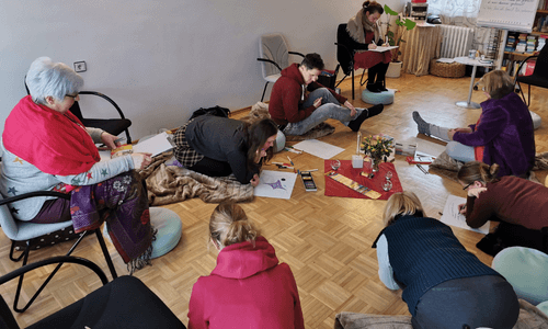 Jahresrückblick 2022, eine Seminarszene, Teilnehmer sitzen am Boden und malen