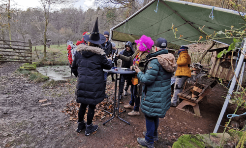 Jahresrückblick 2022, wir feiern Fasching im Freien. Eine Gruppe verkleideter Menschen an einem Bistrotisch