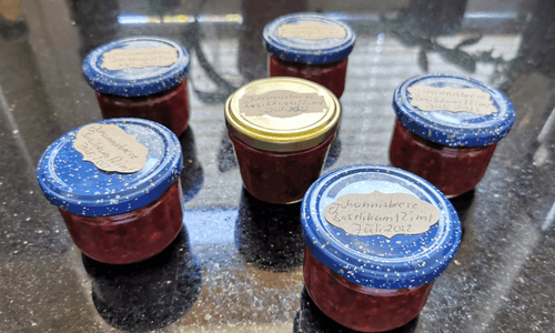 Jahresrückblick 2022, sechs Gläser selbstgekochte Marmelade auf der Küchenablage