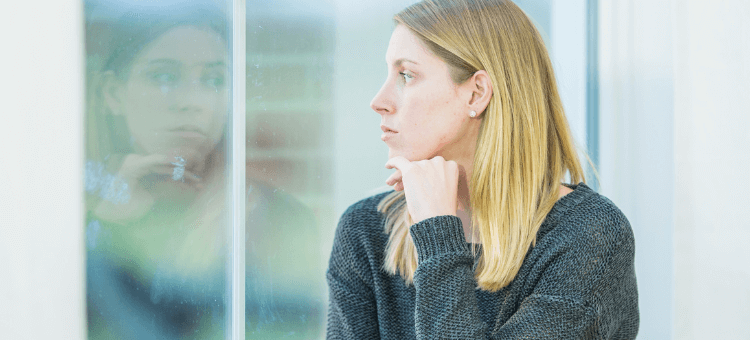 Selbsttäuschung, Lebenslüge - Frau, am Fenster sitzend und wartend