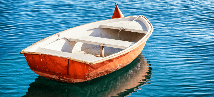 Ein leeres rotes Boot auf dem Wasser