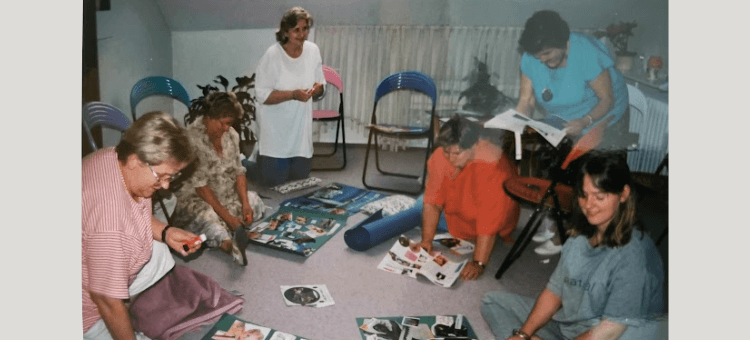 Seminarszene mit sechs Frauen am Boden sitzend