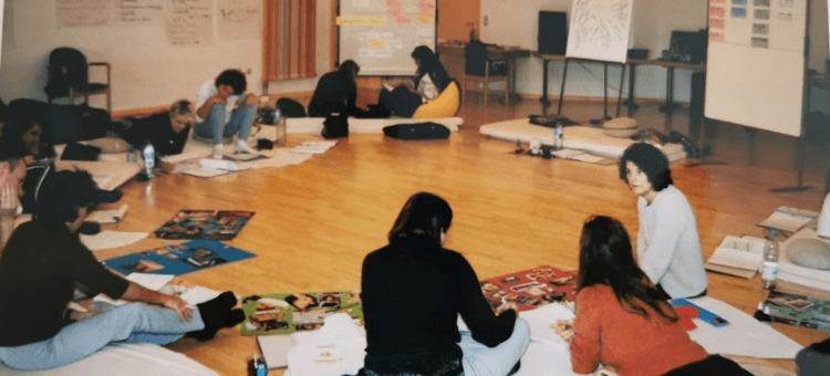 Eine Ausbildungsgruppe beim Collage erstellen