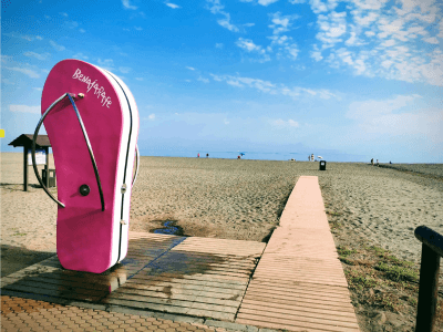 Der Strand vom kleinen Ort Benajarafe