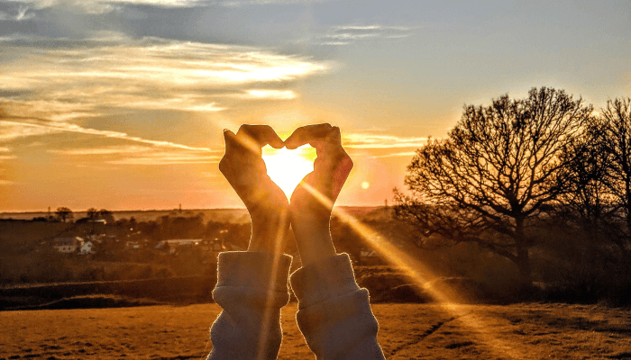 Die Wahrheit ist - gehe deinen Seelenweg. Mit zwei Händen Herz formen und die Sonne durchscheinen lassen