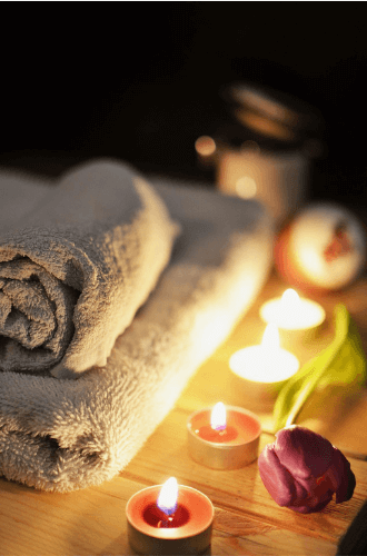 Reklamationen durch Unzufriedenheit auch bei Massagen. Handtücher und Kerzen auf Massagetisch