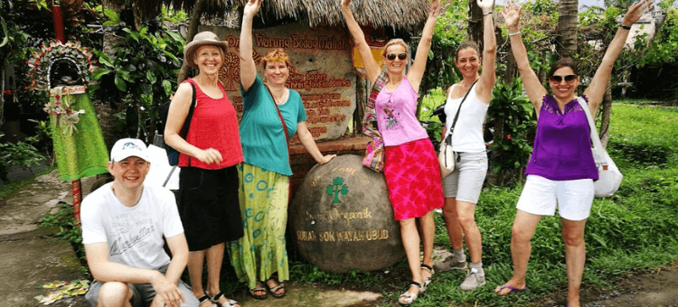 Urlaub mit Sinn mit einer Seminargruppe auf Bali - winkende Teilnehmer vor einem Restaurant