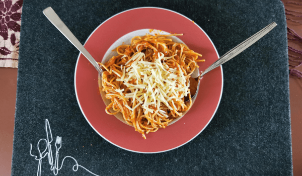 Spaghetti mit Tomatensoße und Käse im Teller