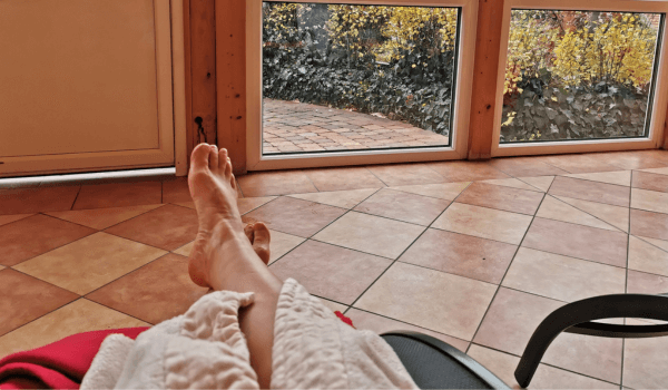 Füße auf der Relaxlieg in der Sauna