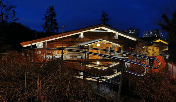 Eine Saunahütte in der Abendstimmung