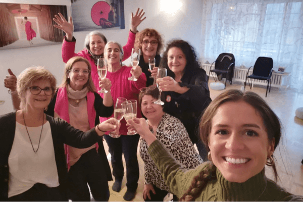 Gruppe von Frauen prostet mit Sekt auf die bestandene Prüfung