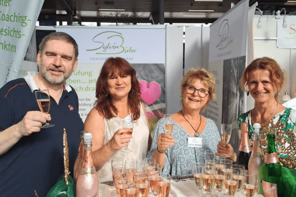 Markus Schirne, Pia Öchsler, Sylvia Bieber und Christiane Schöniger stoßen auf den Erfolg der Messe an