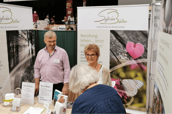 Mann und Frau in einem Messestand