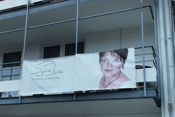 Werbebanner am Balkon angebracht