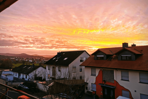 Morgenrot am Himmel vom Balkon aus gesehen