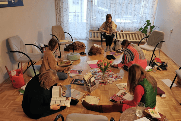 Der Jahresrückblick beginnt mit dem Visionstag, ein Seminar. Teilnehmer erstellen eine Collage