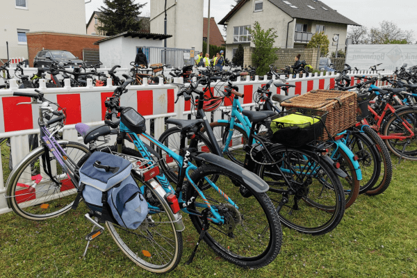 Viele abgestellte Fahrräder