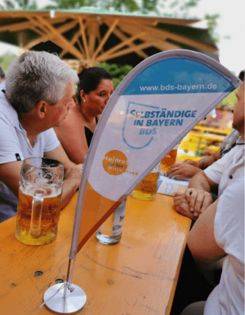 Wimpel auf Volksfesttisch und Maß Bier