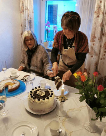 Andrea und Lioba, zwei meiner Schwestern mit der Geburtstagstorte von Andrea