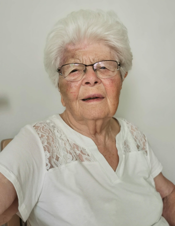 Mama mit blauen Flecken im Gesicht