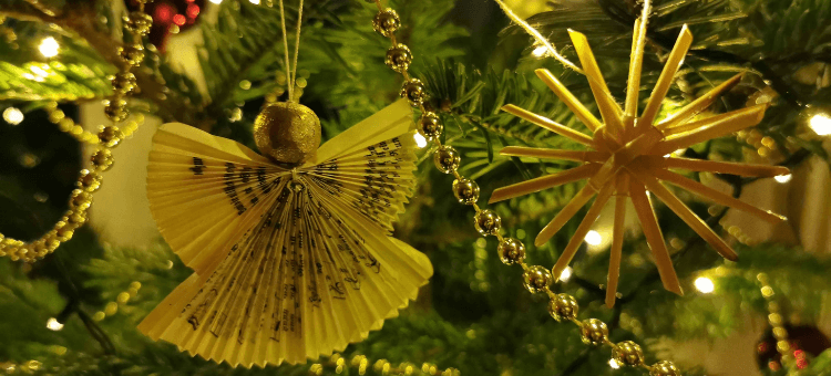 Das Weihnachswunder, Christbaumschmuck aus Pappe und Stroh