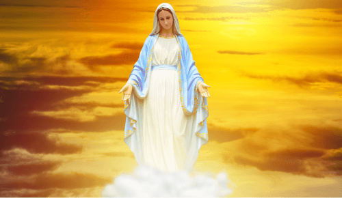 Mutter Maria als Figur in den Wolken