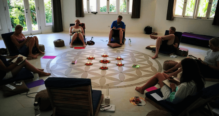 Wie Bali zum Arbeiten animiert: Hier ist die Gruppe im Seminarraum im Holiway Garden. Sie sitzen auf Meditationsstühlen