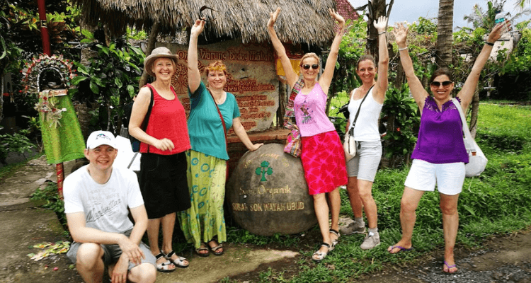 Bali Urlaub anders erleben - Fünf Frauen und ein Mann winken in die Kamera