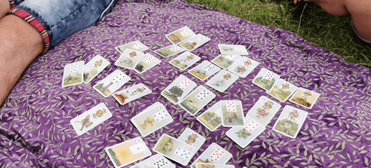 Die Große Tafel ausgelegt auf einem Tuch im Gras