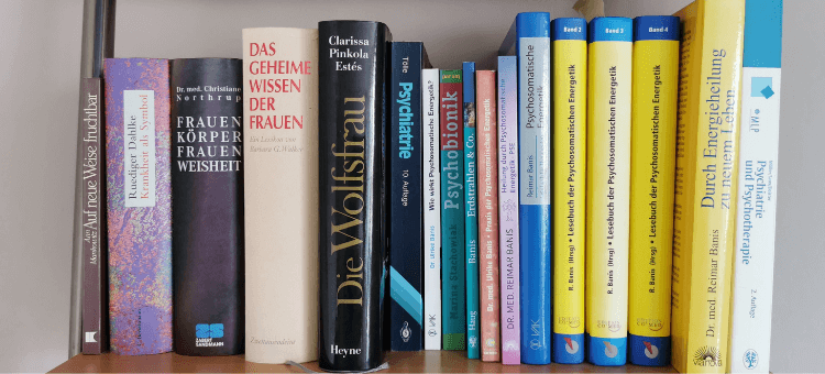 Bücherregal mit Büchern über die Psychosomatische Energetik