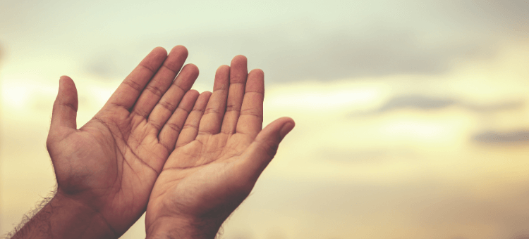 Wenn die Seele ruft - zwei Männerhände die mit der Handinnenfläche Richtung Himmel weißen