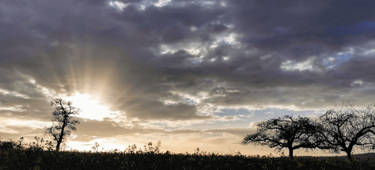 Mut zur Veränderung: Sonne bricht durch Wolkendecke, dramatischer Himmel mit Sonnenstrahlen