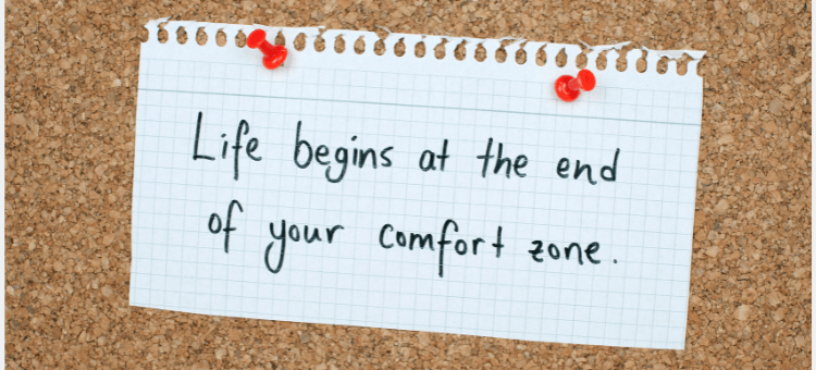 Zettel an Pinwand: Life begins at the end of your comfort zone.