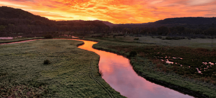 Fluss, in dem sich das Abendrot spiegelt