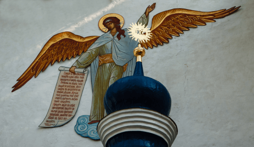 Bild von Erzengel Metatron mit einer Schriftrolle in der rechten Hand
