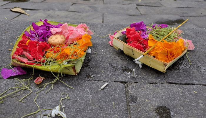 Zwei Opferschalen mit Blüten und Räucherstäbchen