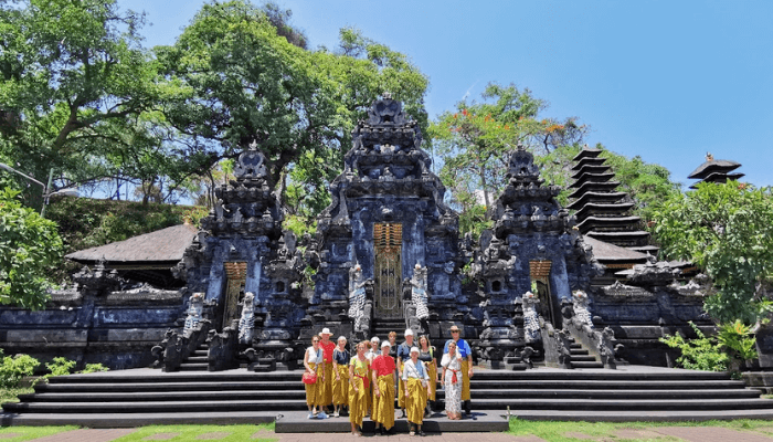 Bali Seminar Reisegruppe vor dem Fledermaustempel