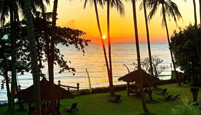 Bali Seminarreise direkt am Meer bei Sonnenaufgang vom Garten aus gesehen