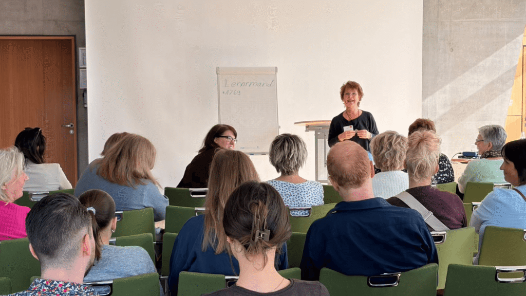 Sie fühlte die Angst und tat es trotzdem. Sylvia hält einen Vortrag vor vielen Menschen.