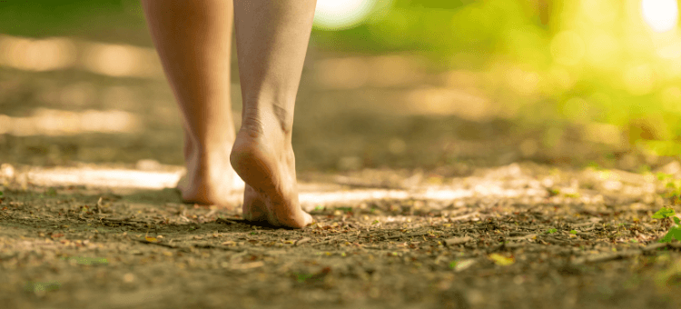 Selbstbestimmt leben – Frau geht ihren eigenen Weg und folgt ihrer inneren Stimme
